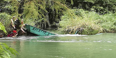 13 Turistas de Guadalajara apunto de ahogarse en el Trampolín.