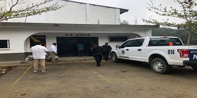 ALCALDE ENTREGA UNIFORMES DISTINTIVOS A POLICÍAS