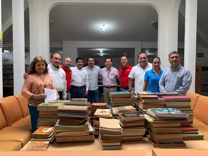 Recibe Biblioteca Municipal 400 libros en donación del Club Rotario Tantocob