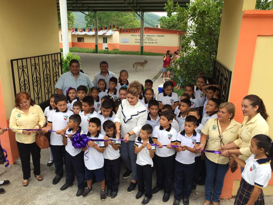 Alcaldesa entrega  barda  perimetral en la escuela Francisco I Madero en el Saucillo. 