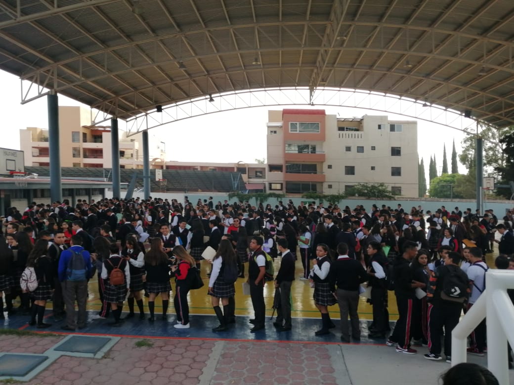 Entregan becas “Benito Juárez” a estudiantes del Cobach