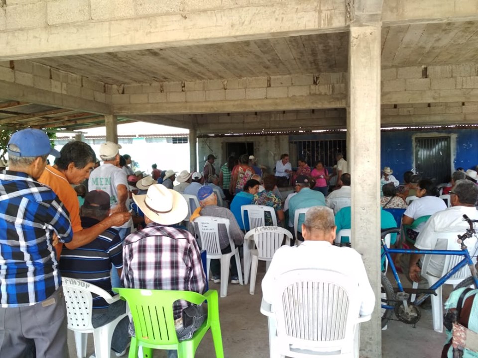Funcionarios municipales logran apoyos en beneficio de adultos mayores de Tamuín.