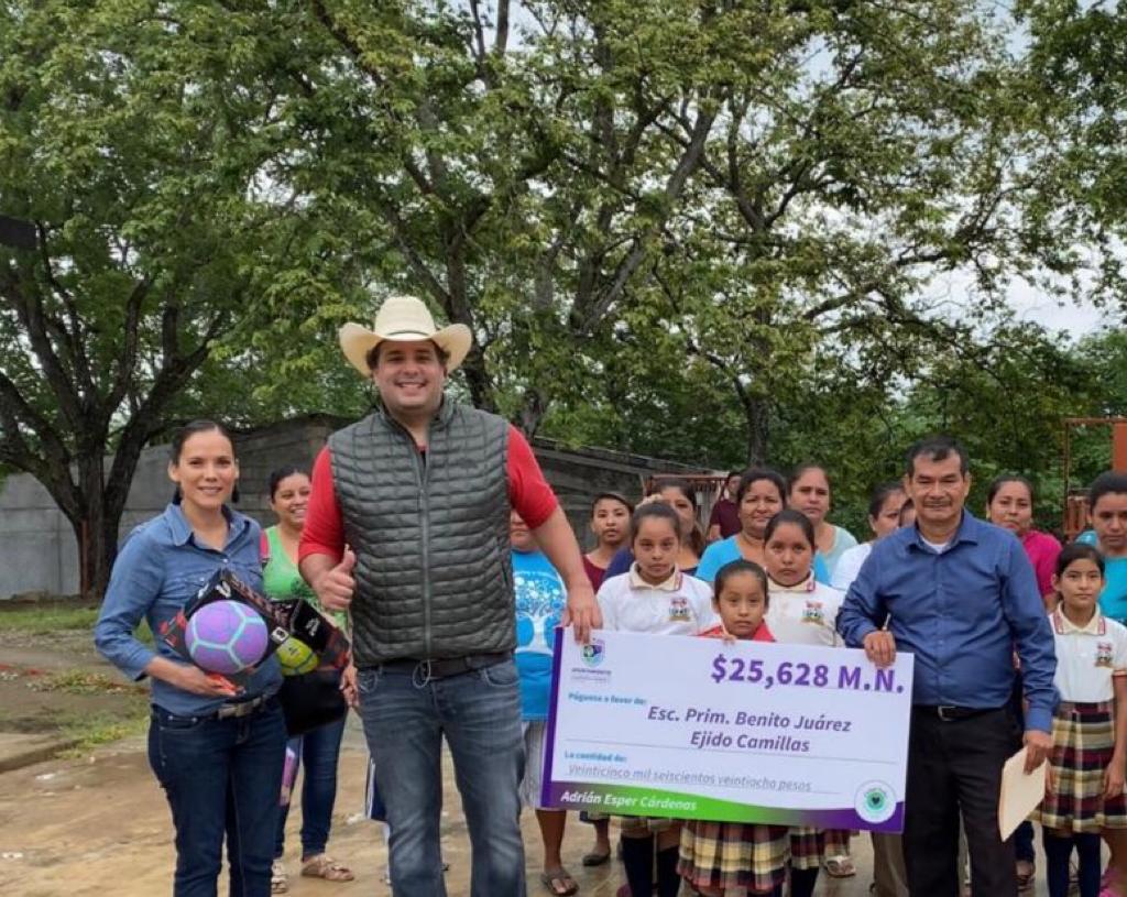 Adrián Esper dona su sueldo de octubre a la primaria Benito Juárez Adrián Esper dona su sueldo de octubre a la primaria Benito Juárez