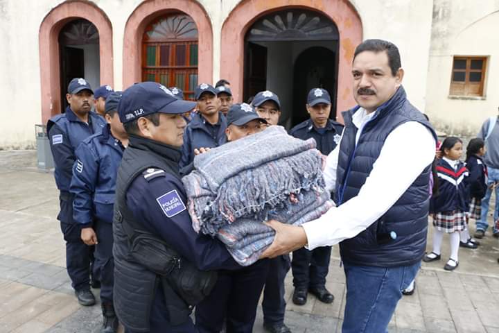 Alcalde entrega cobijas a Seguridad Pública Municipal Alcalde entrega cobijas a Seguridad Pública Municipal