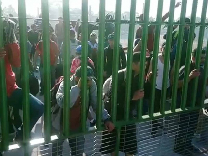 Migrantes llegan a frontera sur de México y se enfrentan a GN