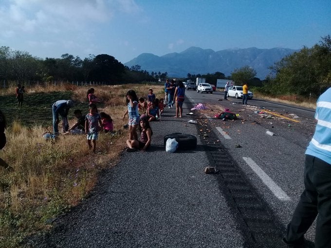 Accidente carretero deja un muerto y al menos 10 heridos en Oaxaca