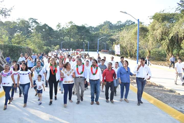 Gobernador del Estado y Alcalde de Tamazunchale inauguran obras en Mecatlan y Loma Bonita