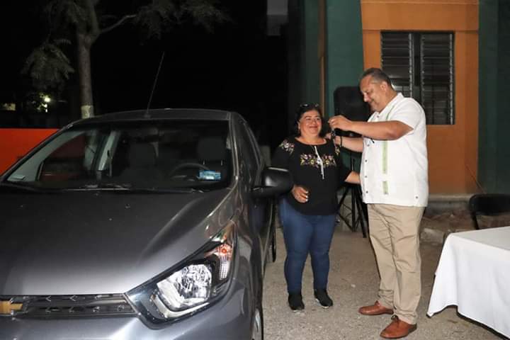 Alejo Rivera Avila entregó  automóvil a educadora ganadora de sorteo