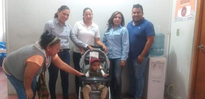 Entrega Alcalde apoyo de silla de ruedas a niño del Hule