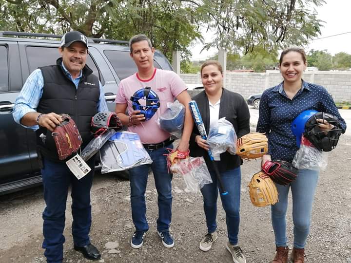 Alcalde entrega equipamiento deportivo a la escuela de béisbol Lorenzo Chicho Banda