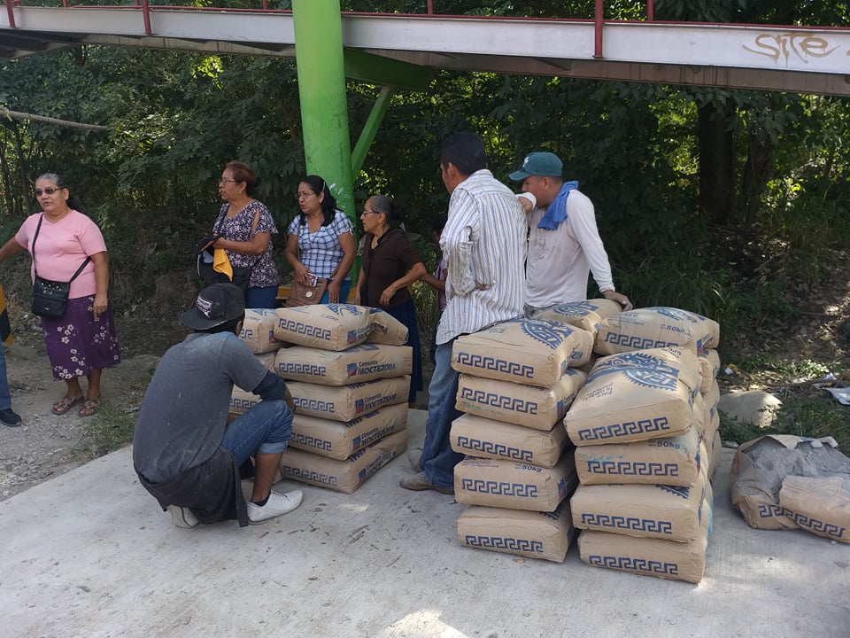 Asociación Civil Justicia, Libertad, Democracia entrega toneladas de cemento a vecinos de la Colonia La Pimienta