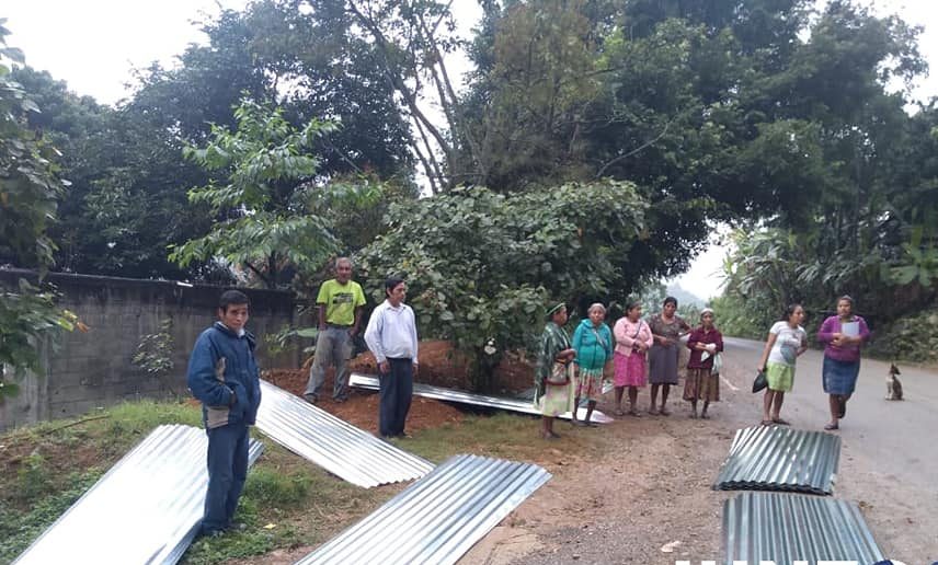 10 familias San Isidro Tampaxal se benefician con paquete de laminas