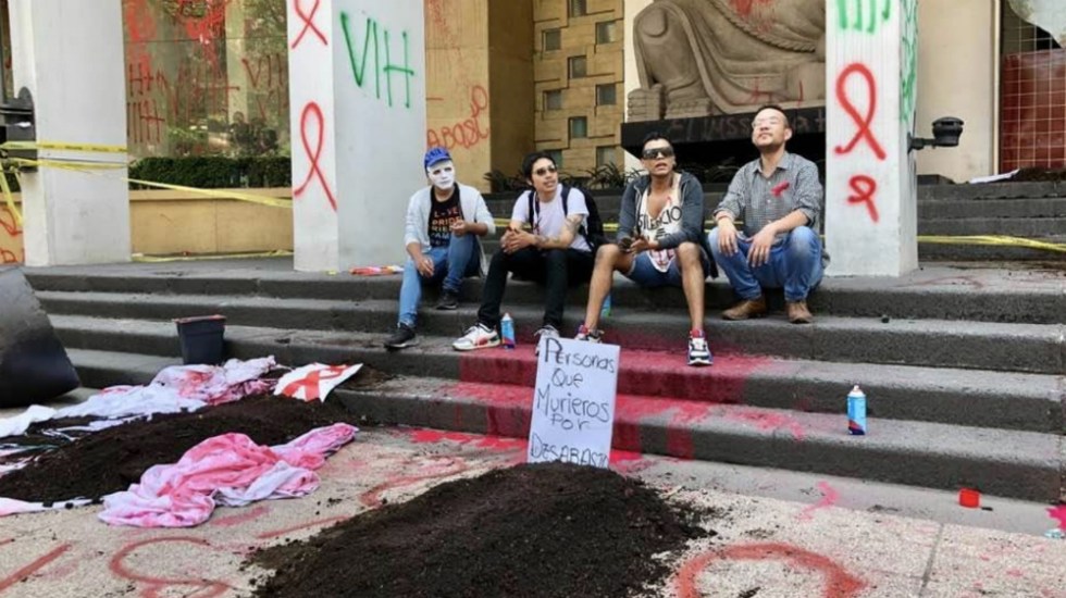 Pacientes con VIH protestan por falta de medicamentos en el IMSS