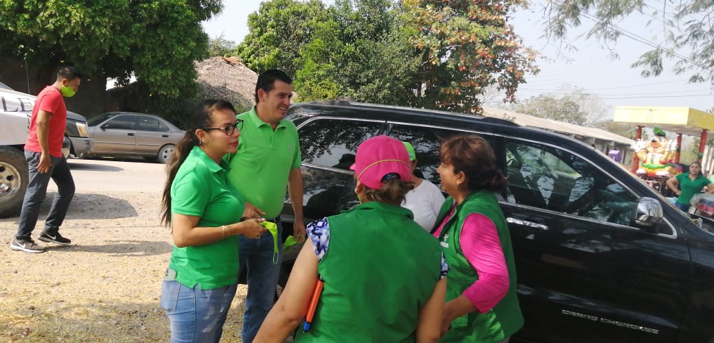 Alcalde de Tanquián y la Senadora Leonor Noyola entrega sanitizantes a familias de diversas localidades
