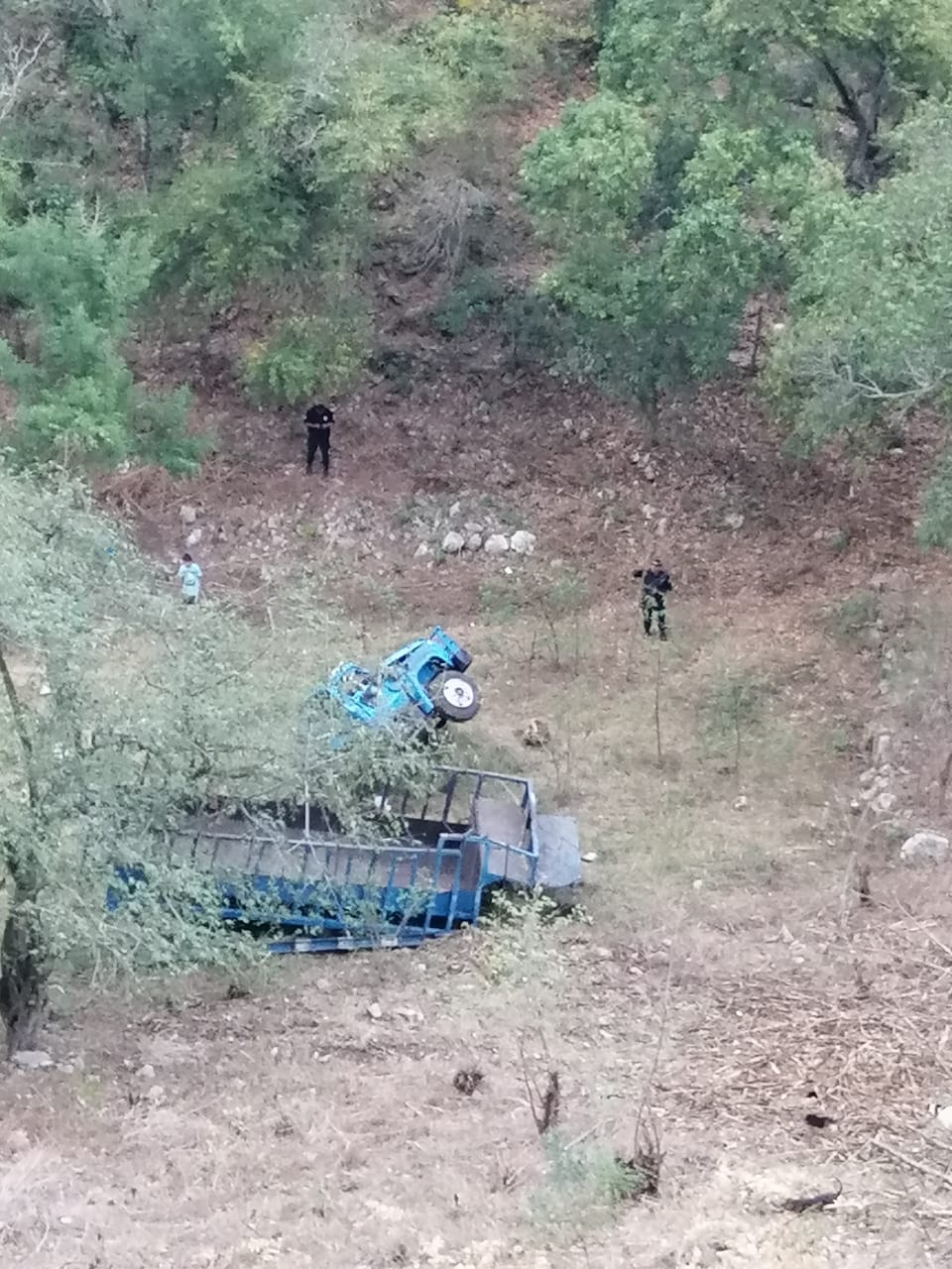 Camión cañero cae a un barranco de 20 metros