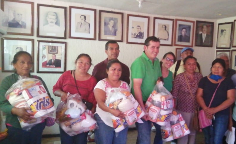 Alcalde de Tanquian entrega despensas a comerciantes ambulantes