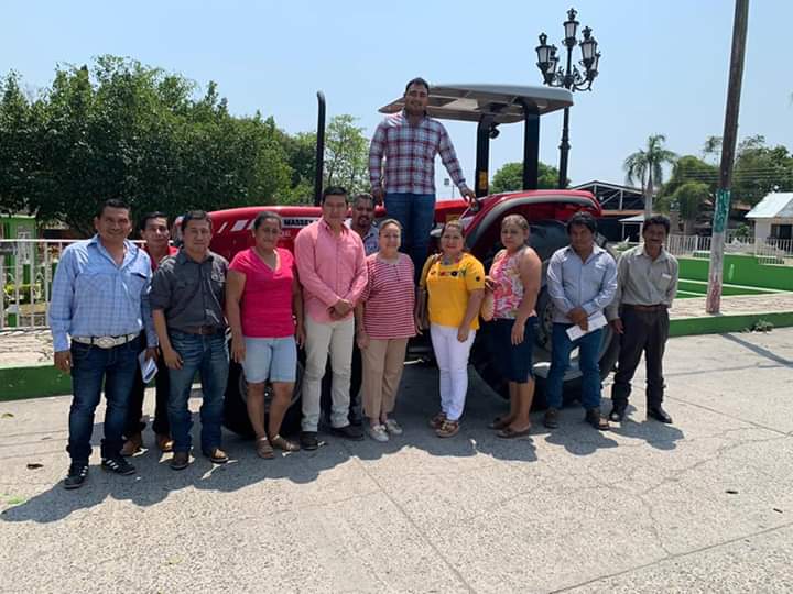 Alcalde entrega dos tractores a beneficio de productores de El Alamo y San Juan de las Vegas
