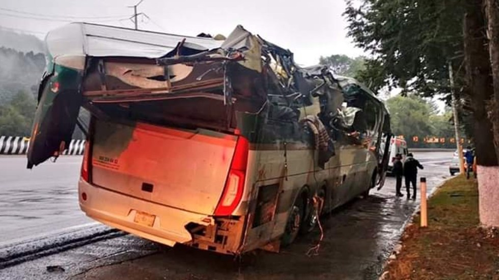 Tráiler impacta a autobús en la México-Toluca con saldo de dos muertos y siete heridos