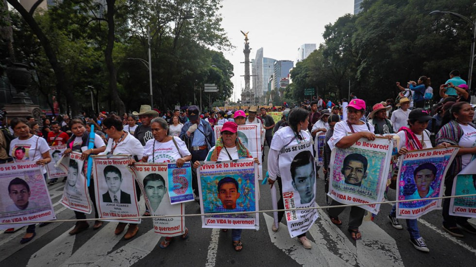 FGR ordena detener a 46 funcionarios por caso Ayotzinapa