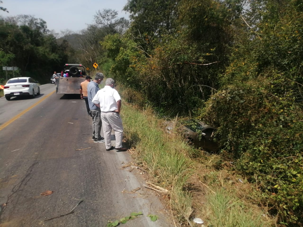 Dos accidentes en la carretera Valles-Rioverde a causa del derrame de diésel