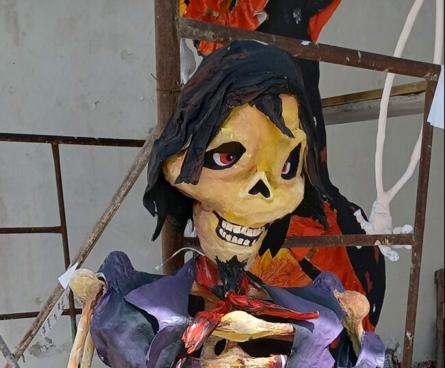 EL DEPARTAMENTO DE CULTURA  ELABORA  CALAVERAS PARA DECORACIÓN DE LA PLAZA PRINCIPAL