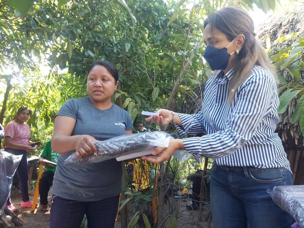 Entrega alcaldesa Silvia Medina apoyos en la comunidad de El Huayal