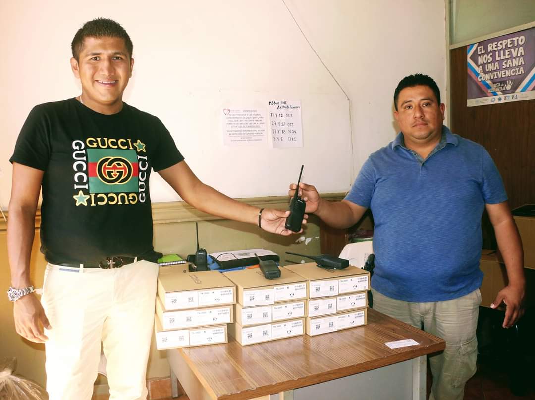 Entrego equipos de radiocomunicación  equipa alcalde Gregorio Cruz  a elementos policiacos