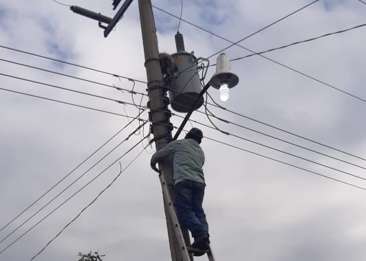 Rehabilitan alumbrado público en Ejido El Caracol