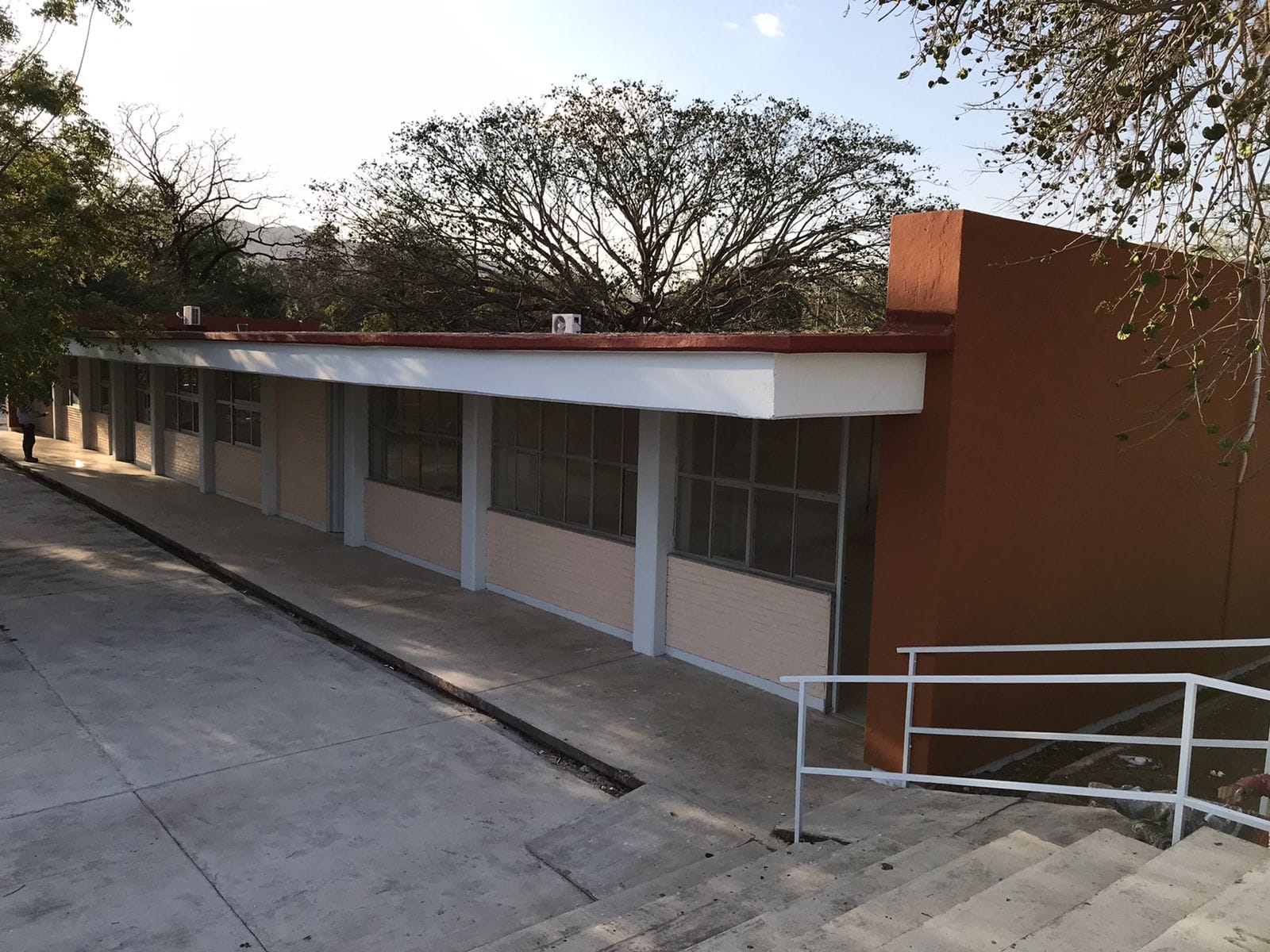 SECUNDARIA TECNICA 73 EN DAMIÁN CARMONA REGRESA A CLASES NORMALES CON NUEVAS AULAS