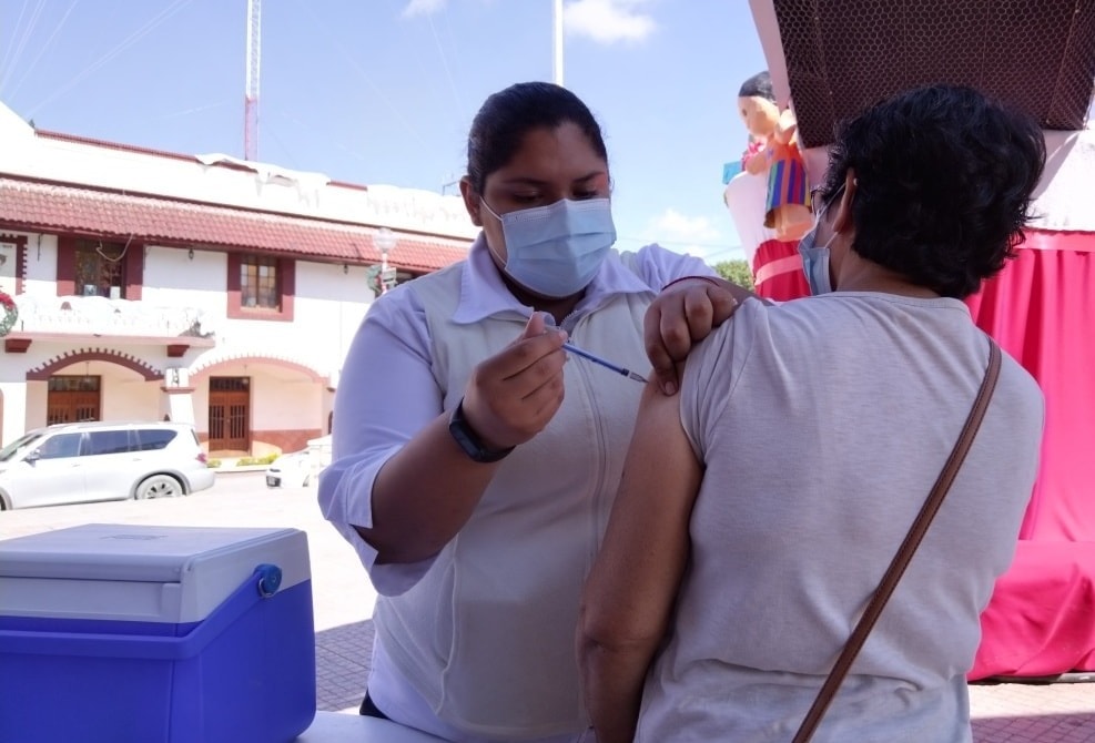 Invita Salud a proteger a personas vulnerables contra Influenza en la huasteca norte.