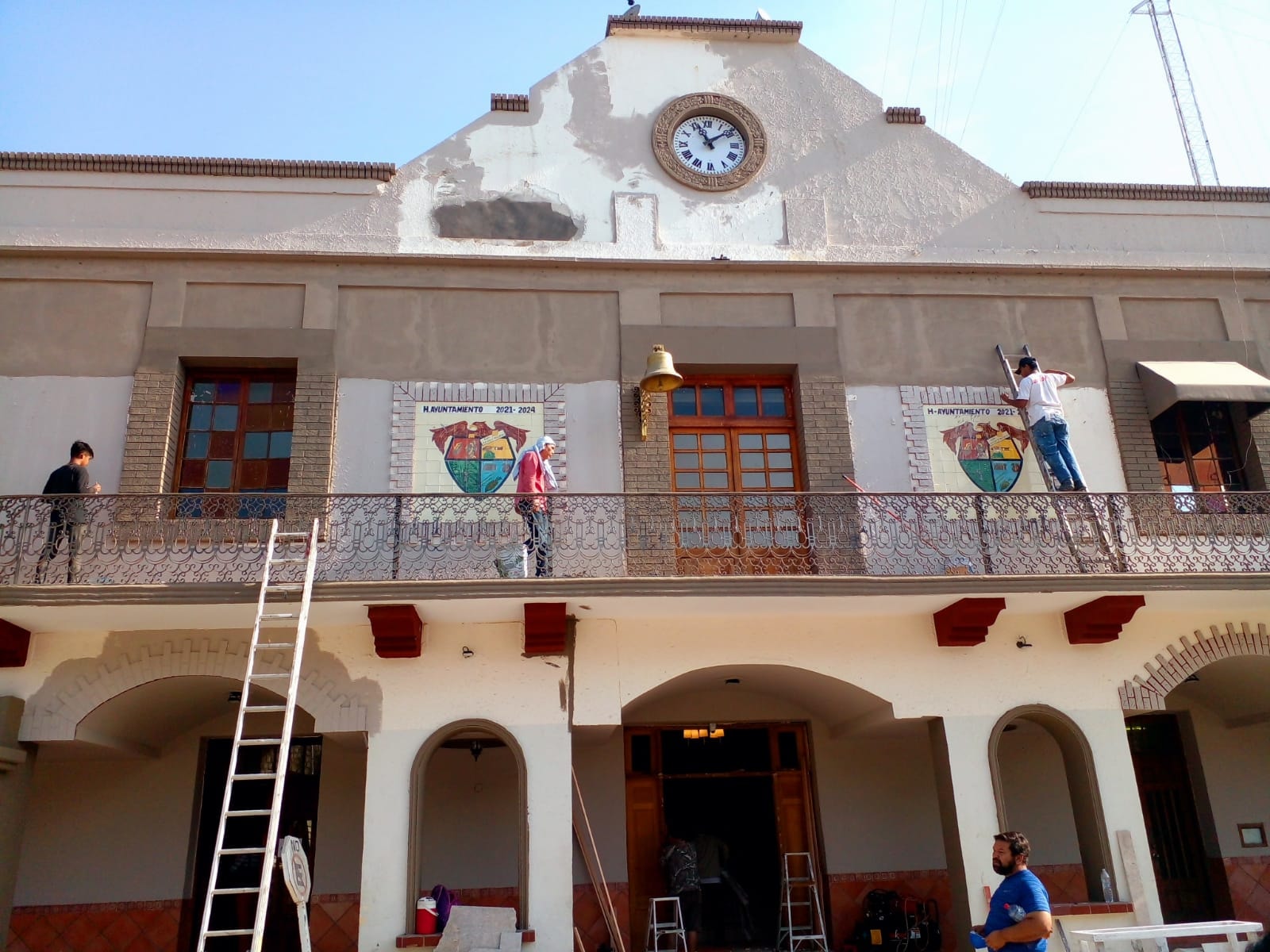 13 toldos serán colocados como nueva fachada al exterior del palacio municipal