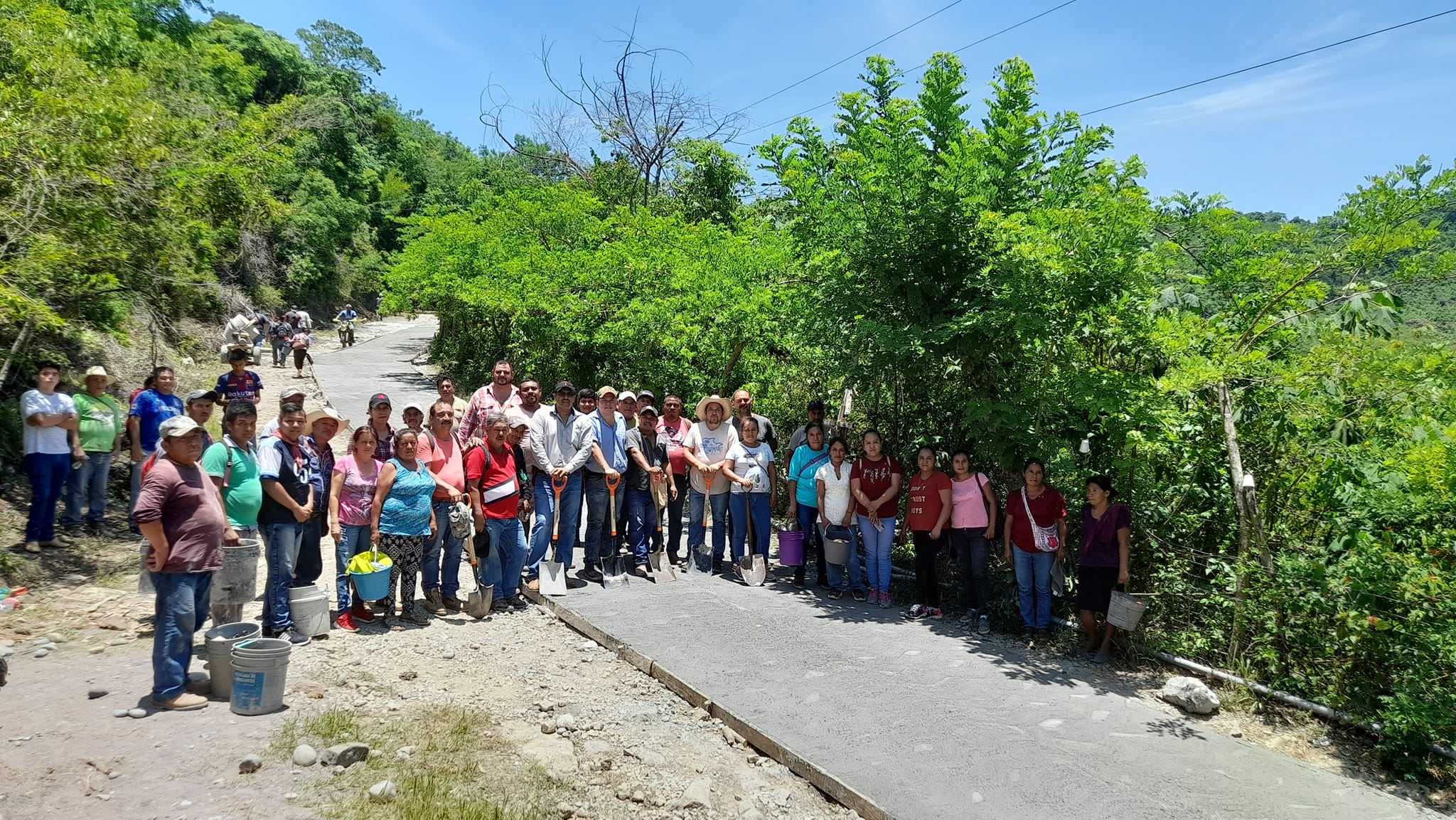 CON FAENA PAVIMENTAN CAMINO DE LOS CHARCOS A JAGÜEY CERCADO