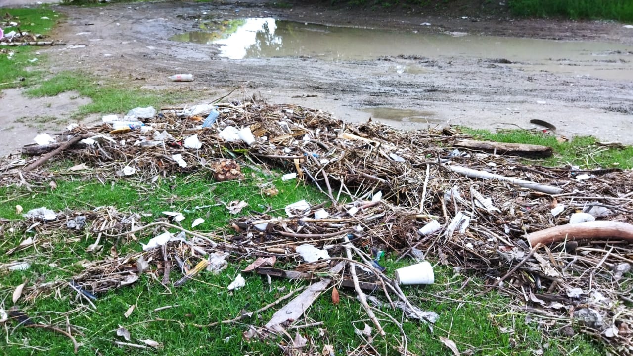 Río valles se inunda, pero de basura