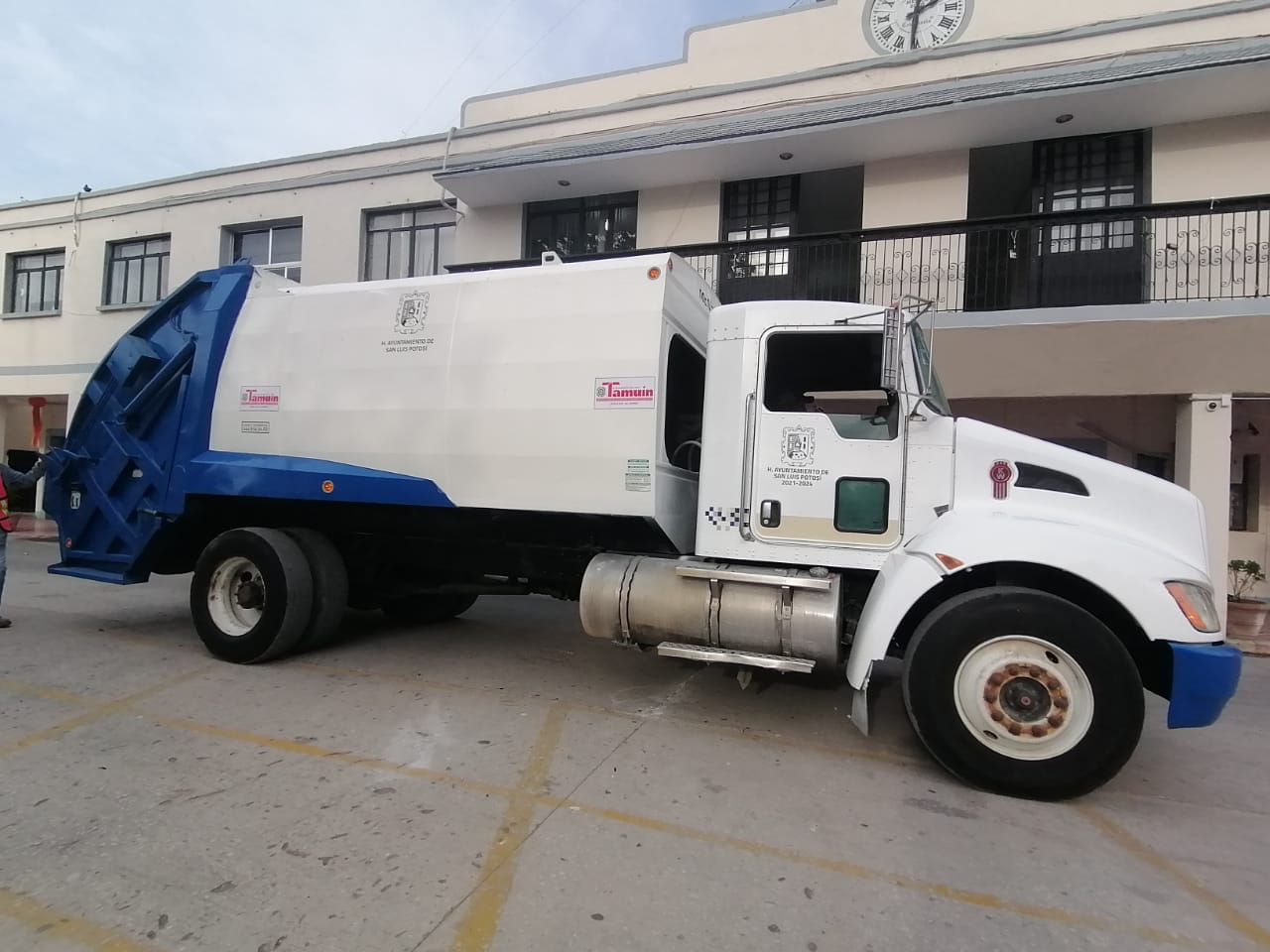 Ponen en funcionamiento camión recolector de basura