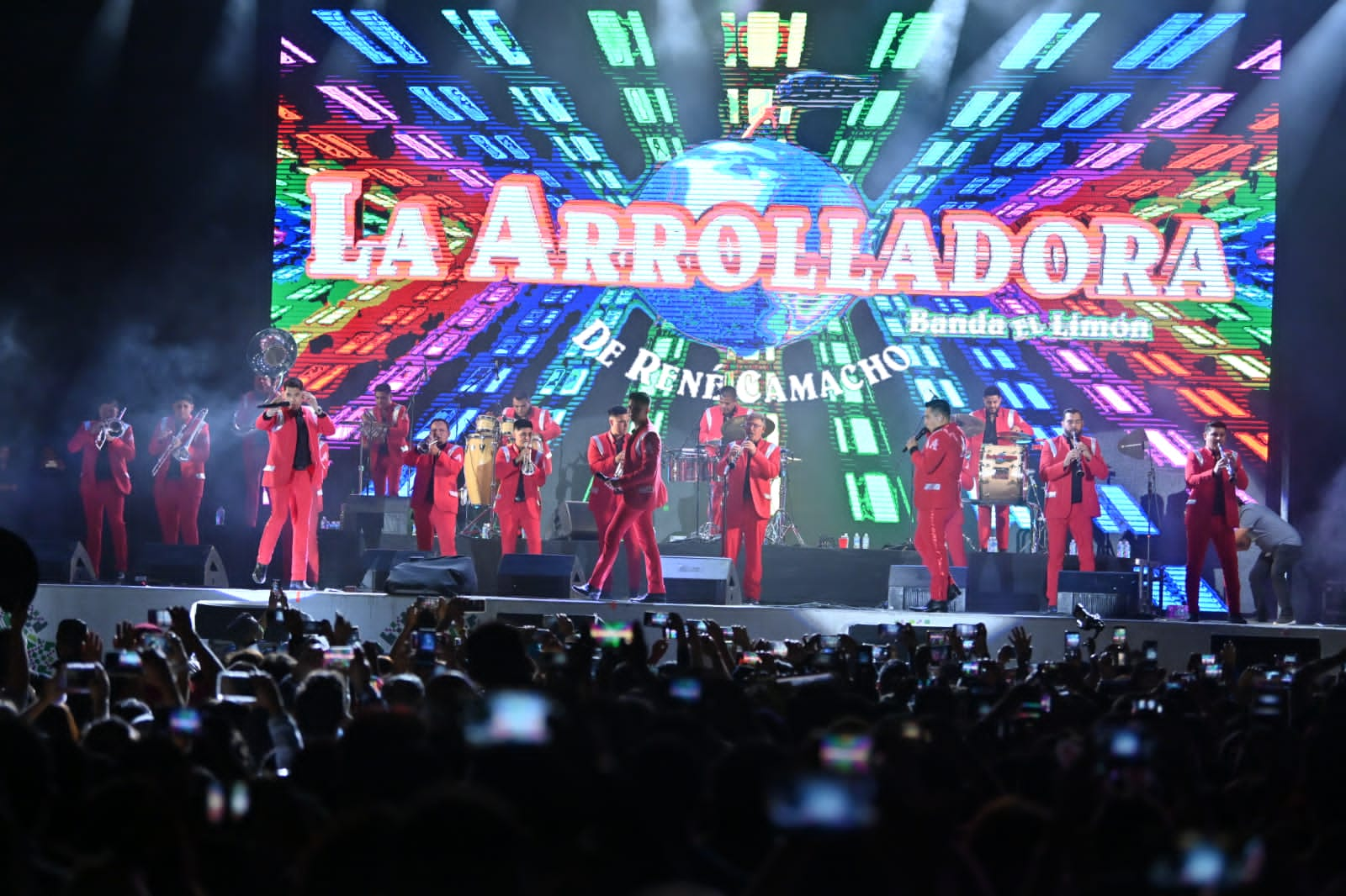 LA ARROLLADORA, CANTÓ CON ENTREGA Y PASIÓN EN LA FENAPO