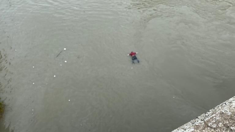 Encuentran el cuerpo de una persona flotando en el río valles