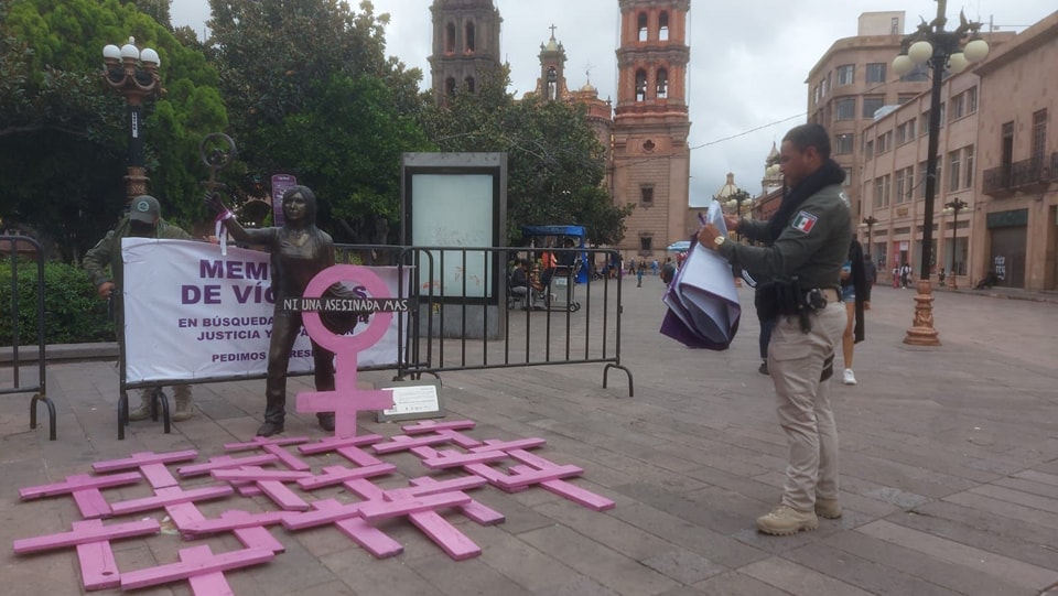 REINSTALAN CRUCES DEL MEMORIAL DE VÍCTIMAS DE FEMINICIDIOS EN PLAZA DE ARMAS