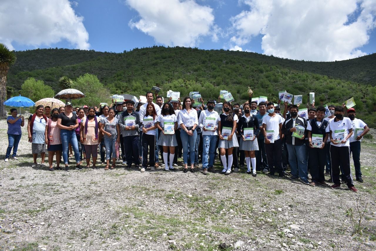 GOBERNADOR RICARDO GALLARDO DONA LIBROS DE TEXTO A ESTUDIANTES DE COBACH