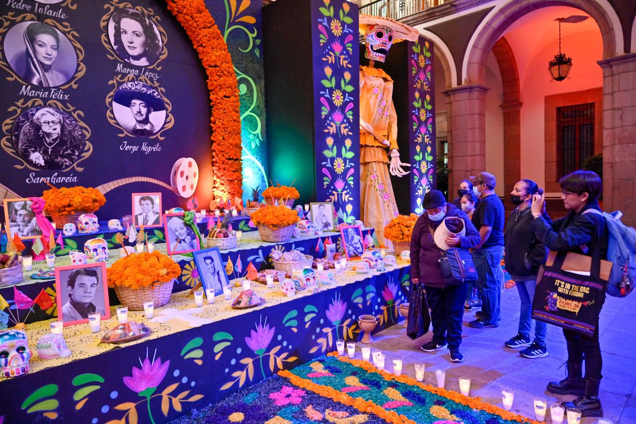 SORPRENDE A VISITANTES ALTAR MONUMENTAL INSTALADO EN PALACIO DE GOBIERNO