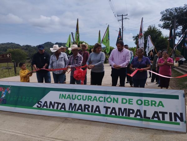 Presidente inaugura calle en Santa María Tampalatin
