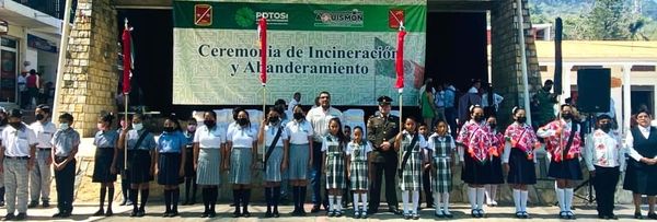 ENCABEZÓ ALCALDE INCINERACIÓN, ENTREGA Y JURAMENTO DE BANDERA ENCABEZÓ ALCALDE INCINERACIÓN, ENTREGA Y JURAMENTO DE BANDERA