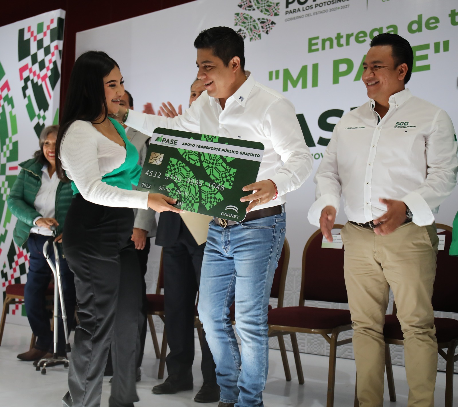 ENTREGA RICARDO GALLARDO APOYO DE TRANSPORTE GRATUITO Y TARJETA JOVEN A ESTUDIANTES POTOSINOS ENTREGA RICARDO GALLARDO APOYO DE TRANSPORTE GRATUITO Y TARJETA JOVEN A ESTUDIANTES POTOSINOS