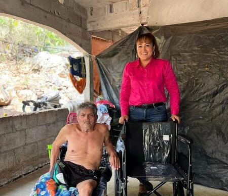 DIF municipal entrega sillas de ruedas a personas vulnerables