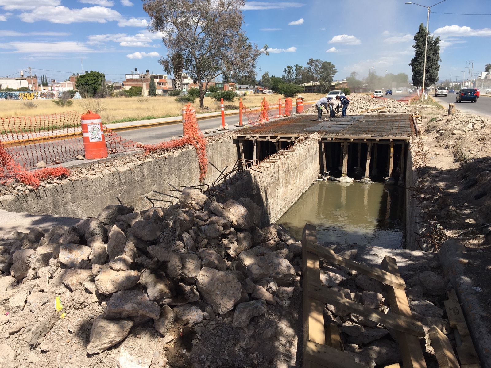 CONSTRUYE SEDUVOP COLECTOR PLUVIAL EN BULEVAR RÍO ESPAÑITA CONSTRUYE SEDUVOP COLECTOR PLUVIAL EN BULEVAR RÍO ESPAÑITA
