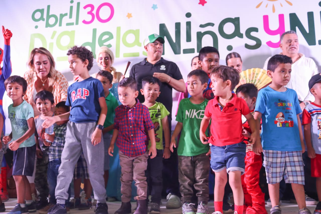 LLEVA RICARDO GALLARDO ALEGRÍA Y OBSEQUIOS A NIÑAS Y NIÑOS DE LA HUASTECA