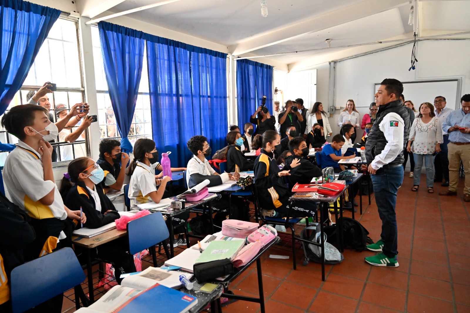 CONVIVE RICARDO GALLARDO CON NIÑAS Y NIÑOS DE ESCUELA IGNACIO ZARAGOZA