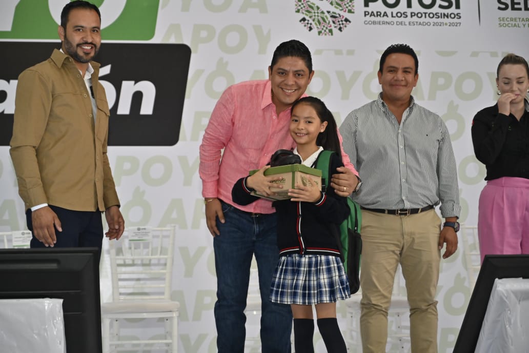 AMPLIA GIRA DE RICARDO GALLARDO PARA ENTREGA DE APOYOS ESCOLARES AMPLIA GIRA DE RICARDO GALLARDO PARA ENTREGA DE APOYOS ESCOLARES