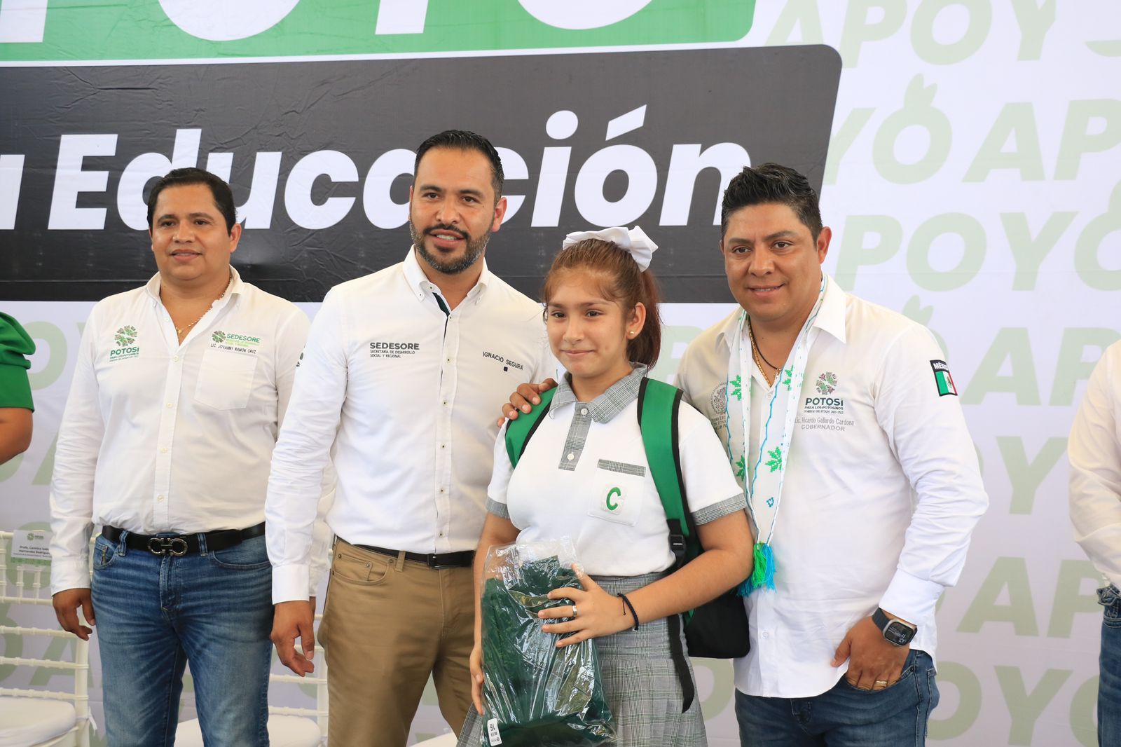 GALLARDO CARDONA ENTREGA KITS ESCOLARES EN AXTLA DE TERRAZAS GALLARDO CARDONA ENTREGA KITS ESCOLARES EN AXTLA DE TERRAZAS