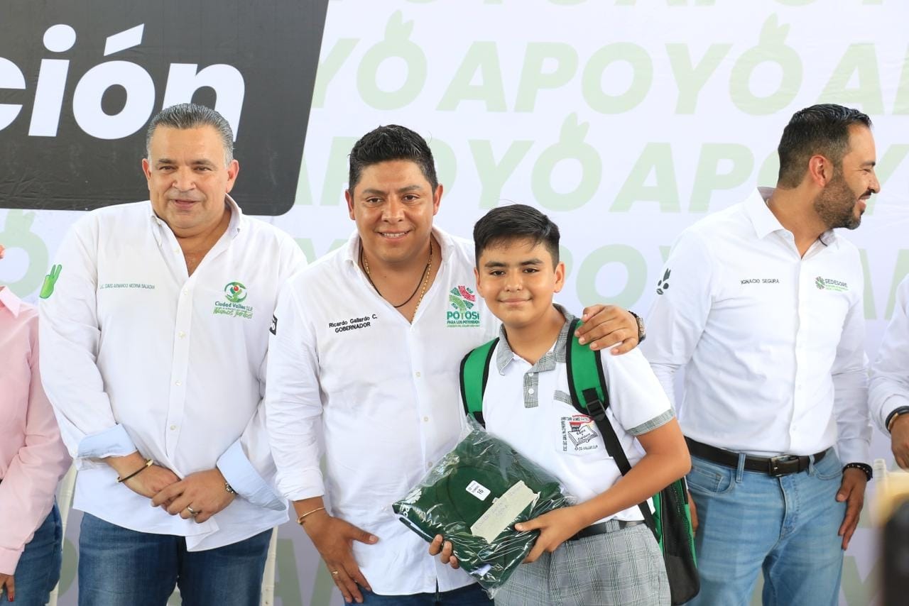 RICARDO GALLARDO LLEVA MILES DE APOYOS ESCOLARES A VALLENSES RICARDO GALLARDO LLEVA MILES DE APOYOS ESCOLARES A VALLENSES