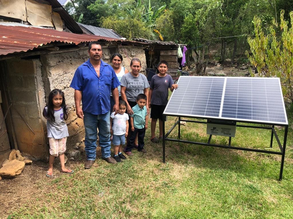 10 familias son beneficiadas con paneles solares gratuitos